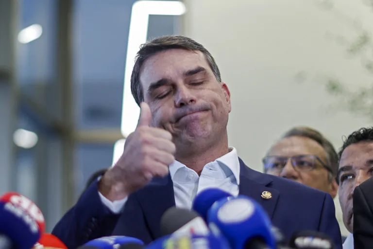Efeito TariFlávio: Lula abre vantagem em pesquisas com migração de eleitores independentes