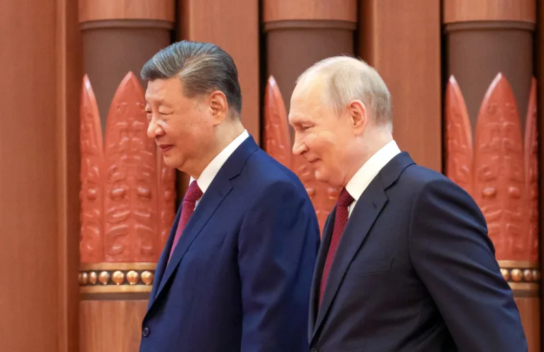 Presidente da Rússia, Vladimir Putin, caminha com o presidente da China, Xi Jinping, durante encontro em Pequim, em 20 de maio de 2026.