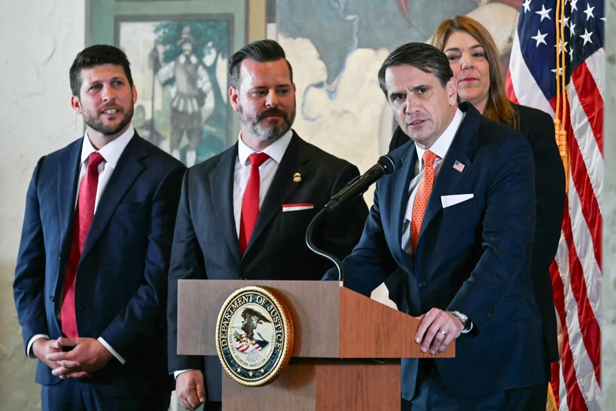 O Procurador-Geral interino dos Estados Unidos, Todd Blanche (R), fala durante uma coletiva de imprensa anunciando a acusação do ex-presidente cubano Raúl Castro,