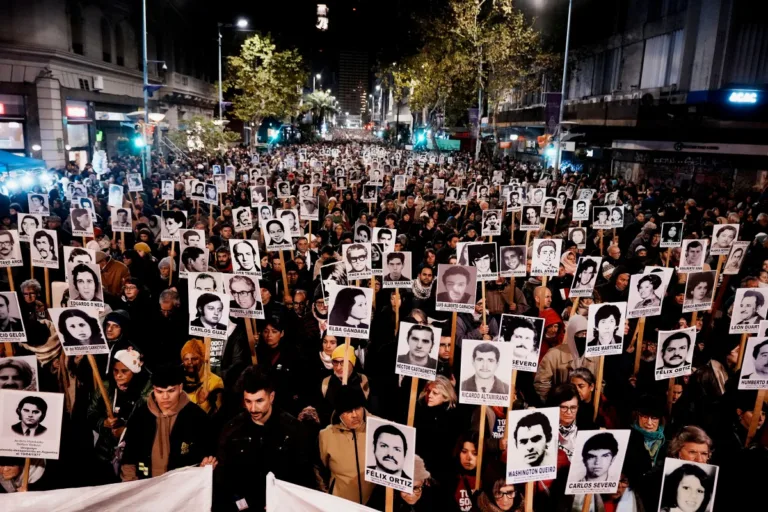 Uruguaios vão às ruas para exigir justiça pelos desaparecidos durante a ditadura