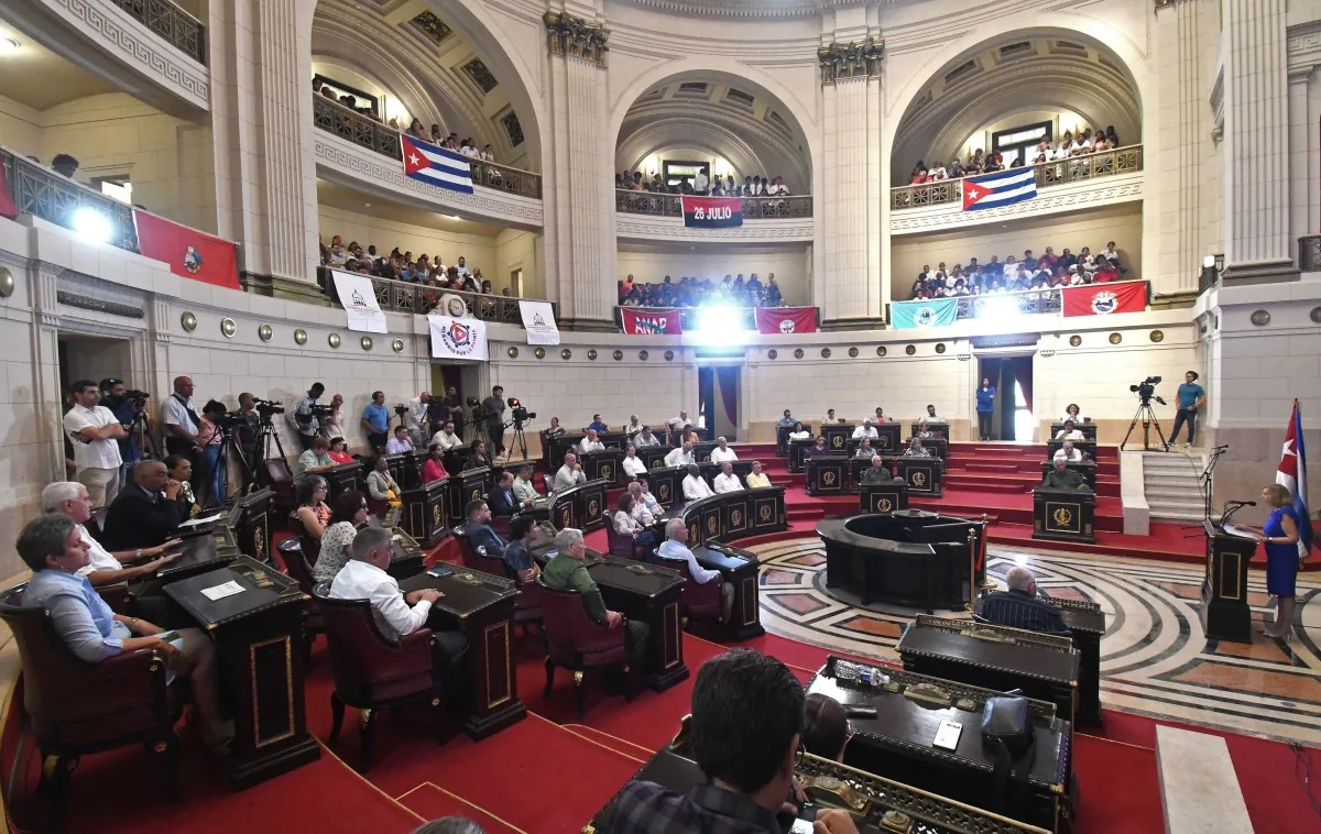 A vice-ministra das Relações Exteriores de Cuba, Josefina de la Caridad Vidal Ferreiro (R), fala no Capitólio Nacional em 28 de maio de 2026.