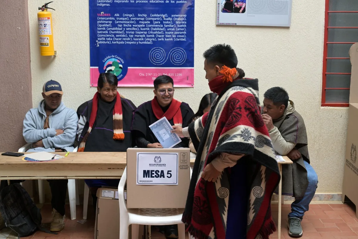 Eleitor coloca voto na urna de papelão na Colômbia