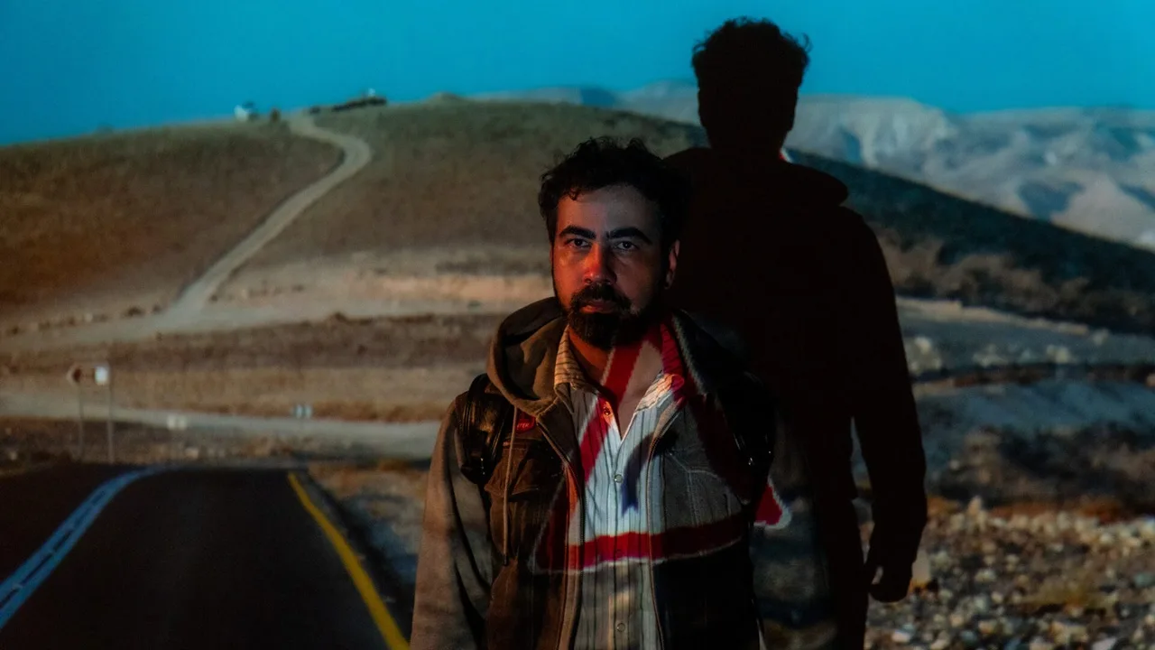 Criado, escrito e protagonizado por Ricardo Corrêa, “Anywhere” nasceu de uma pesquisa sobre refúgio LGBT iniciada em 2018.