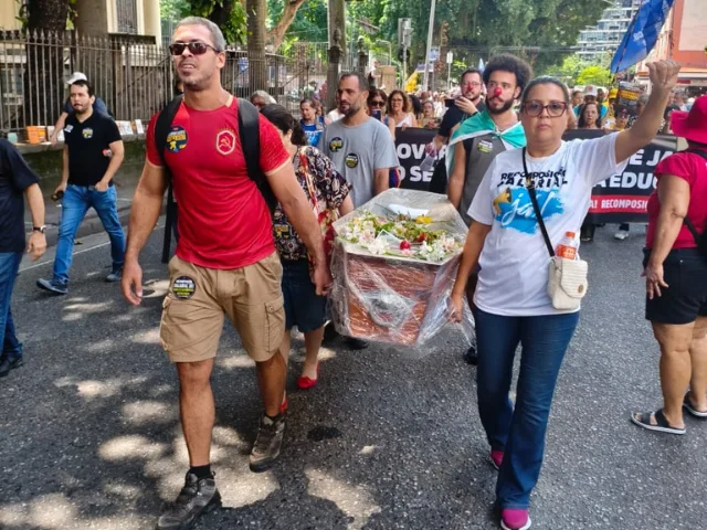 Protesto realizado por servidores no dia 18 de março foi uma das várias mobilizações ao longo dos últimos anos para fazer valer a lei de recomposição salarial