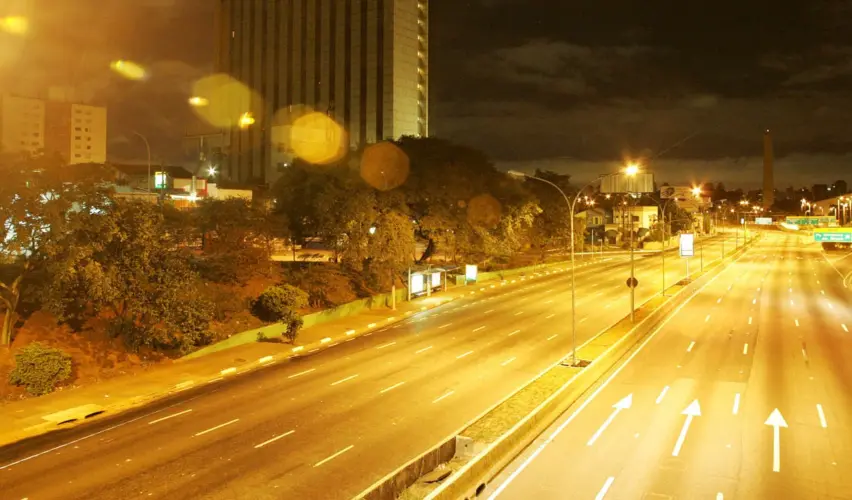 Avenida 23 de Maio vazia em meio aos Crimes de Maio | Foto: André Porto