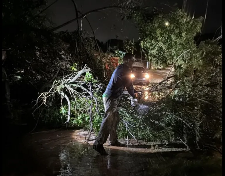 Temporal provoca estragos em ao menos 68 cidades do RS e ciclone mantém ventos fortes