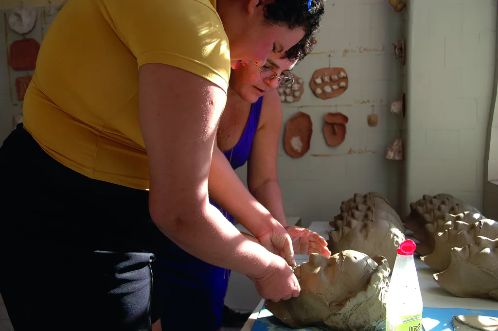 Christina em trabalho no ateliê-residência