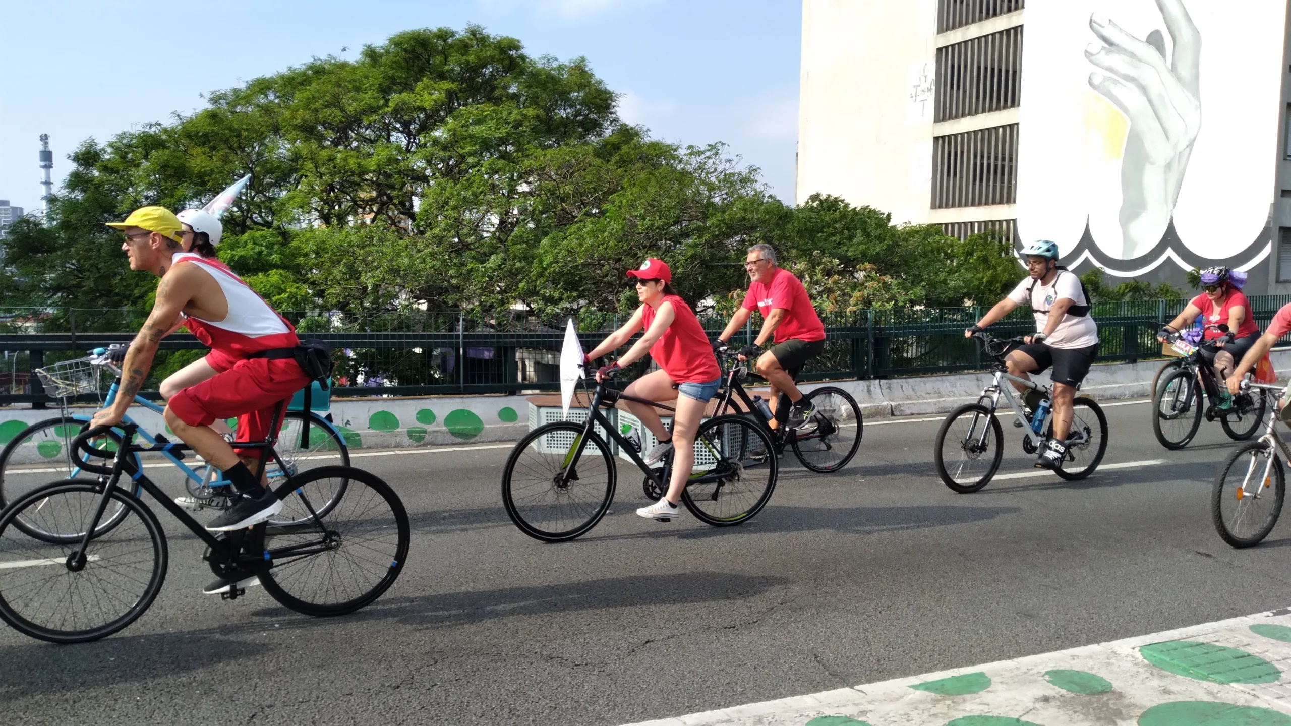 Ciclistas do Pedalula no Elevado João Goulart em São Paulo - 23/10/2022 - Crédito Rogério Viduedo.