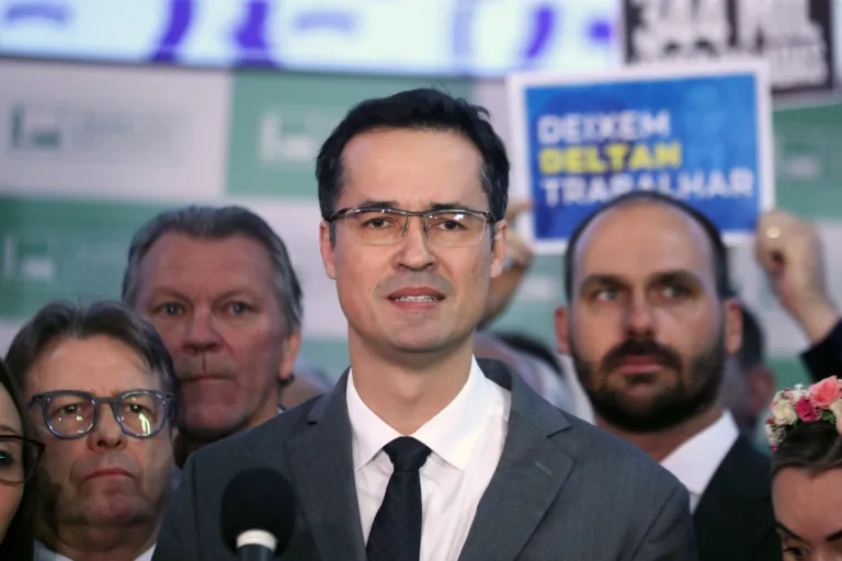 Candidato ao Senado, Deltan Dallagnol tem campanha suspensa pelo TSE
