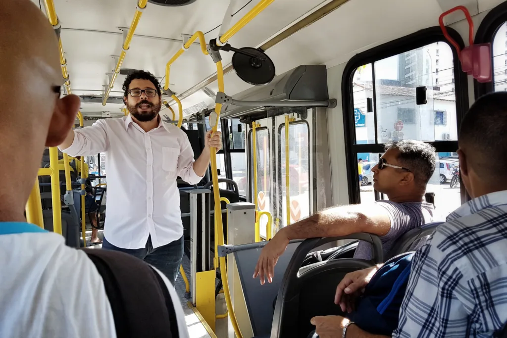 Pré-candidato ao Governo de Pernambuco, Ivan Moraes (Psol) realizava, quando vereador do Recife, diálogo direito com os eleitores nos ônibus