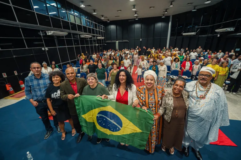 Cozinhas solidárias do RJ recebem homenagem da deputada Marina do MST