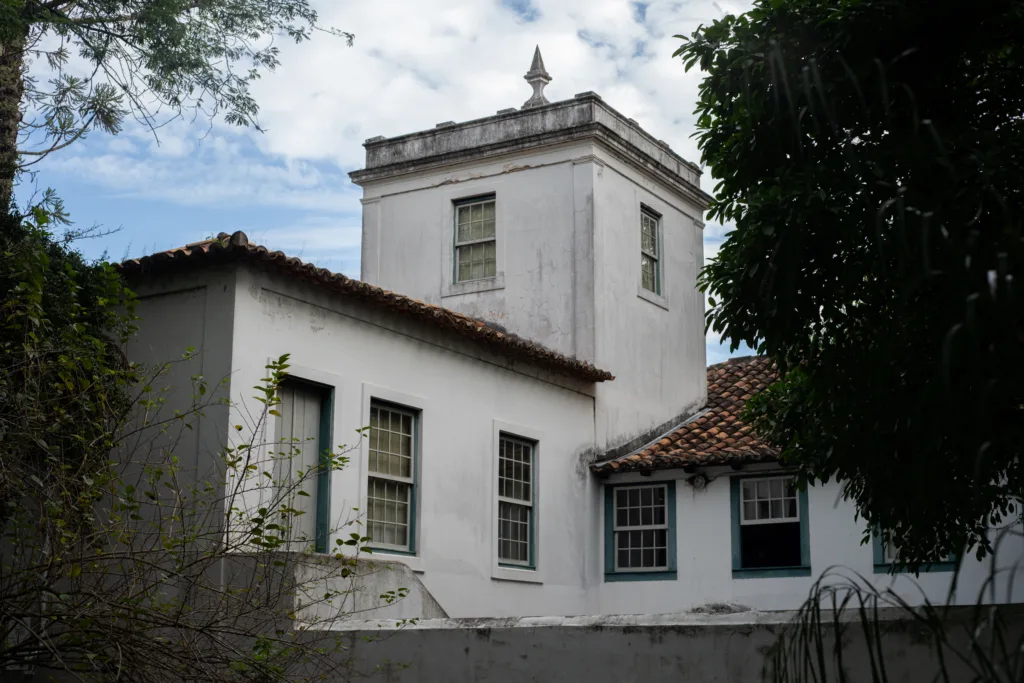 A visão de quem vai ao endereço é a imponência do prédio, construído entre 1845 e 1855, pela família portuguesa Gonçalves Bastos