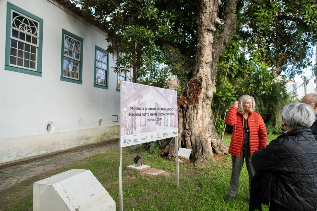 A diretora e gestora do museu, Beth Corbetta, faz roteiros frequentes com quem vai ao local – visitantes avulsos, estudantes, pesquisadores, historiadores e turistas