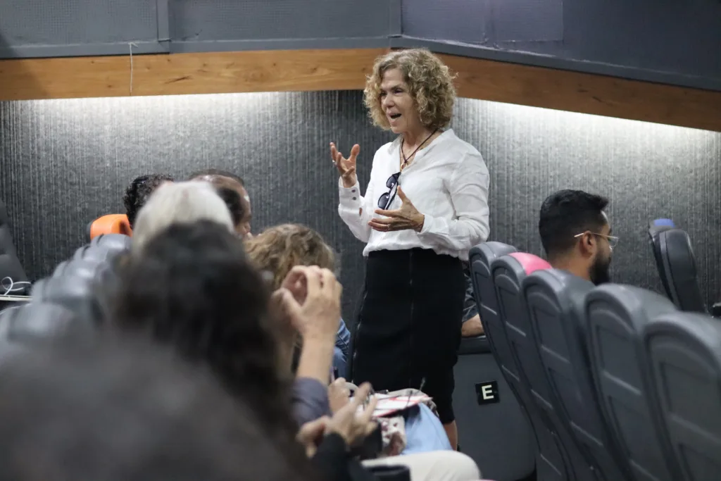 Uma das pioneiras do cinema nacional, Edyala Yglesias dirige e roteiriza filmes desde a década de 70