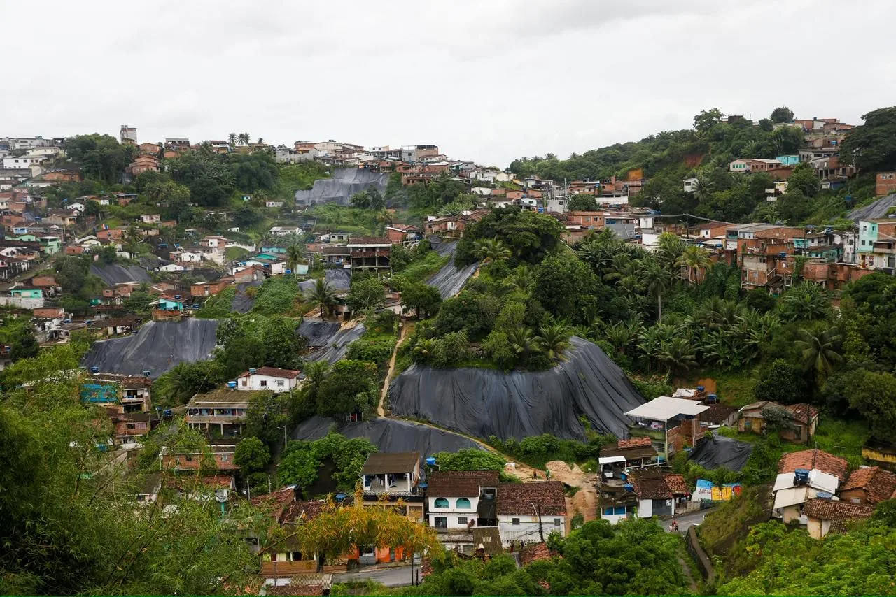 Encosta de morro com lona em Camaragibe, município da região metropolitana do Recife