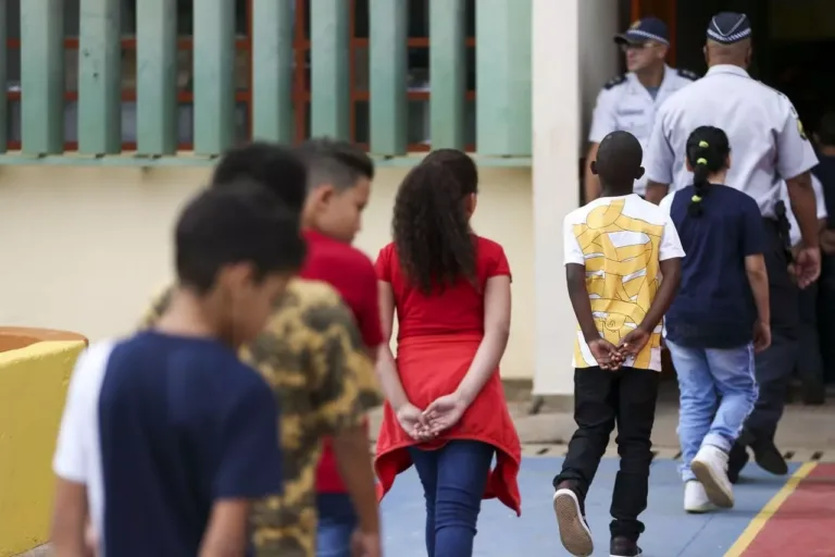 'Marca dos ataques em escolas no Brasil e no mundo é a misoginia', diz professor da USP