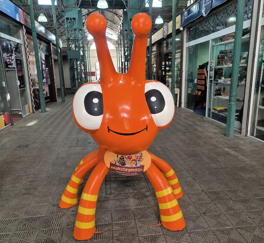 Mascote da Feira Nacional do Doce (Fenadoce) espalhado por Pelotas
