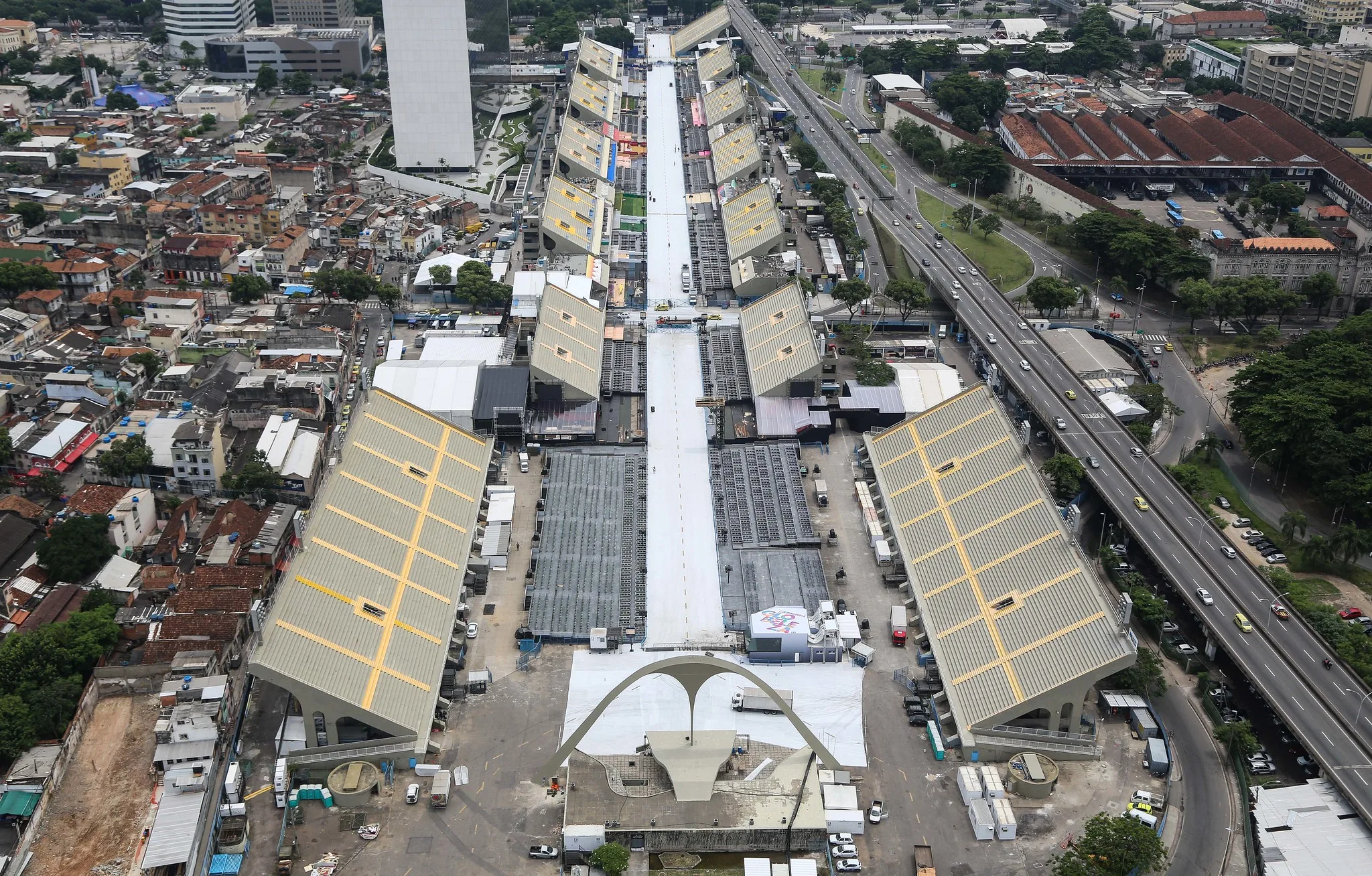 Vista aérea da Marquês de Sapucaí, onde desfilam as escolas de samba do Rio de Janeiro todos os anos e das imediações da região