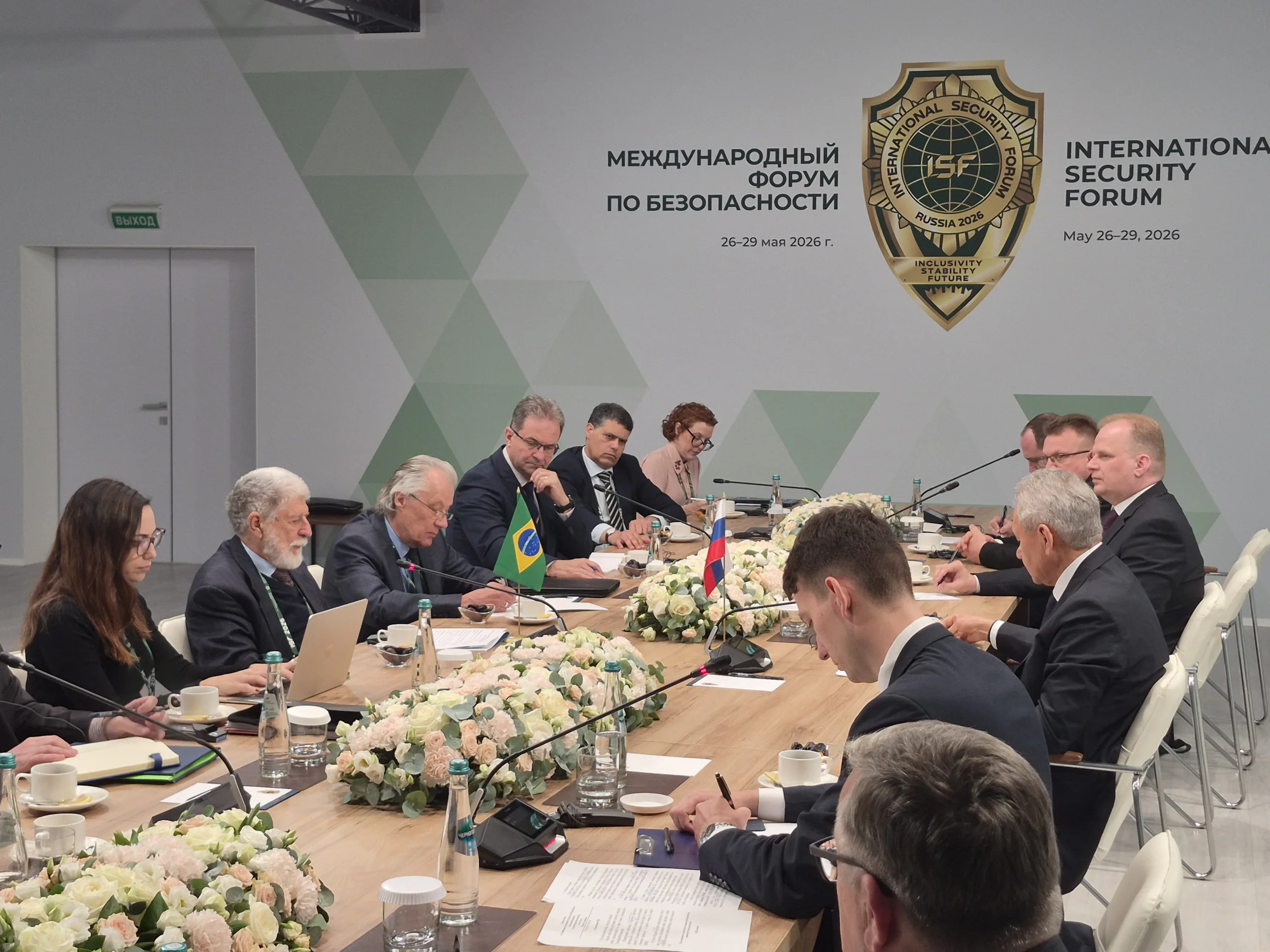 O assessor especial para Assuntos Internacionais do presidente Lula, Celso Amorim, se reúne com o secretário do Conselho de Segurança da Rússia, Sergei Shoigu, em Moscou, durante o Fórum Internacional de Segurança em Moscou, em 27 de maio de 2026.