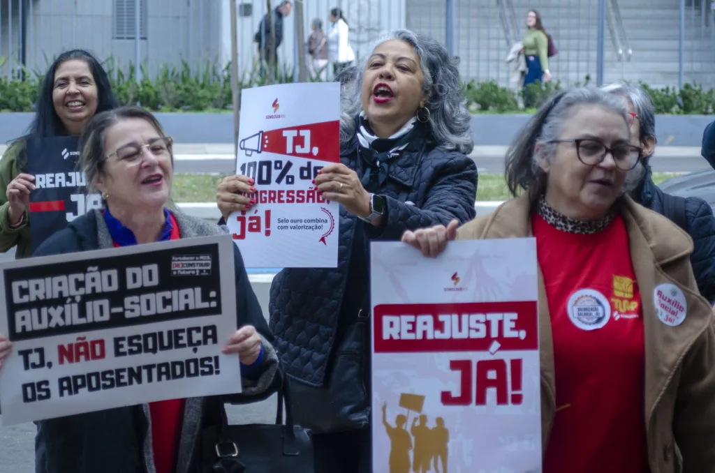 Servidores da ativa e aposentados levaram as pautas da categoria à assembleia-ato em frente ao TJRS