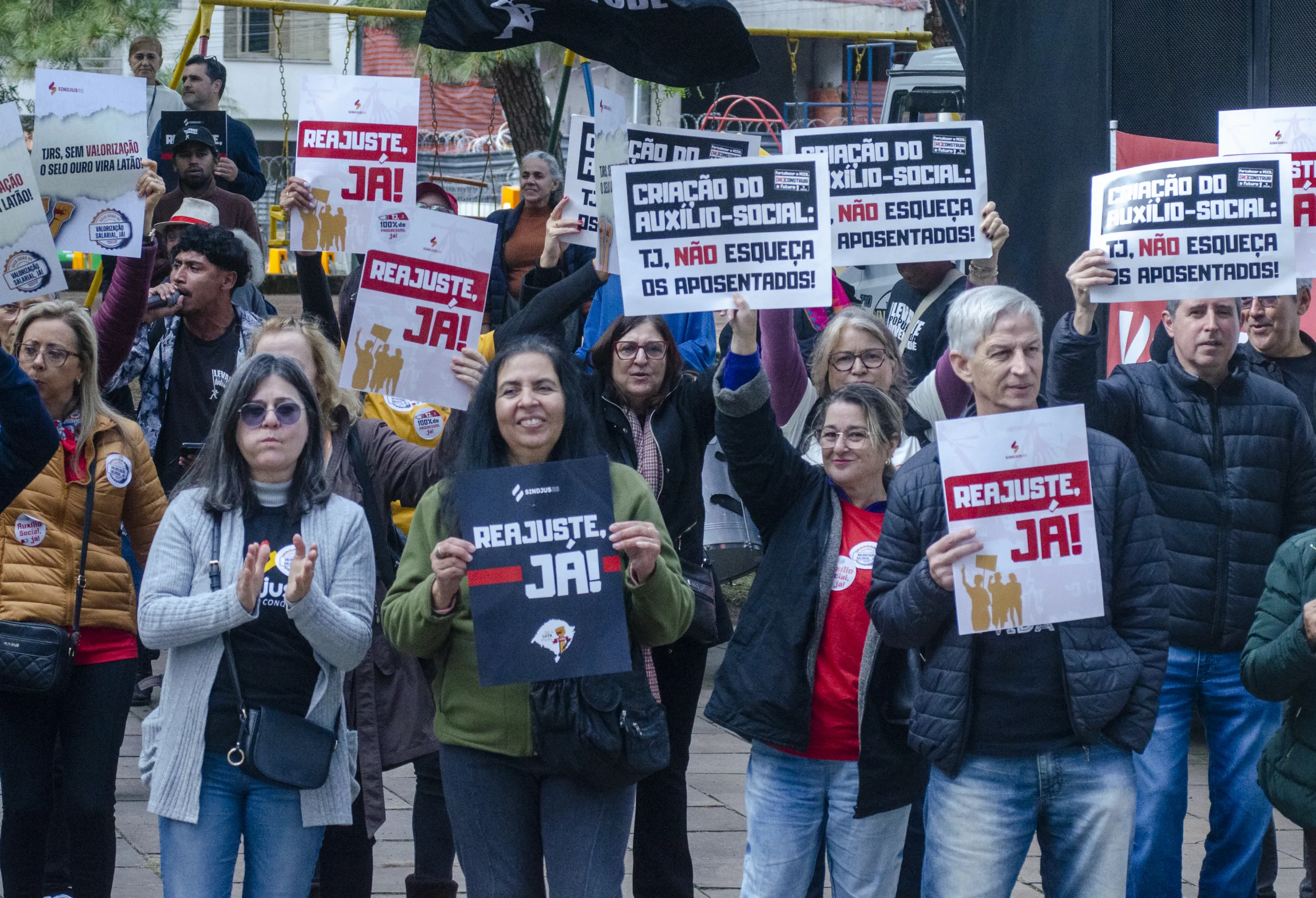 Categoria realizou assembleia-ato em frente ao TJRS enquanto entidades representativas se reuniam com a presidência do Tribunal para discutir reivindicações dos trabalhadores