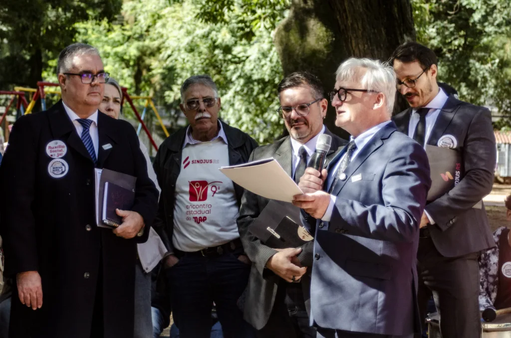 “Não recebemos uma data para negociar reajuste e revisão da matriz. Mas a gente tem que continuar com a mobilização”, afirmou o coordenador-geral do Sindjus/RS, Osvaldir Rodrigues