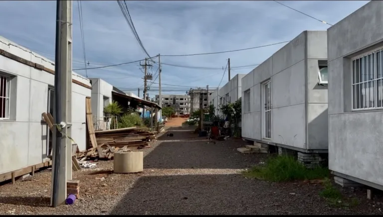 ‘A gente mora numa caixinha’: atingidos no Vale do Taquari seguem sem casa definitiva