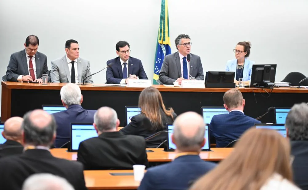 Comissão especial apresentou o plano de trabalho e votou as convocações para discussão sobre o fim da escala 6x1