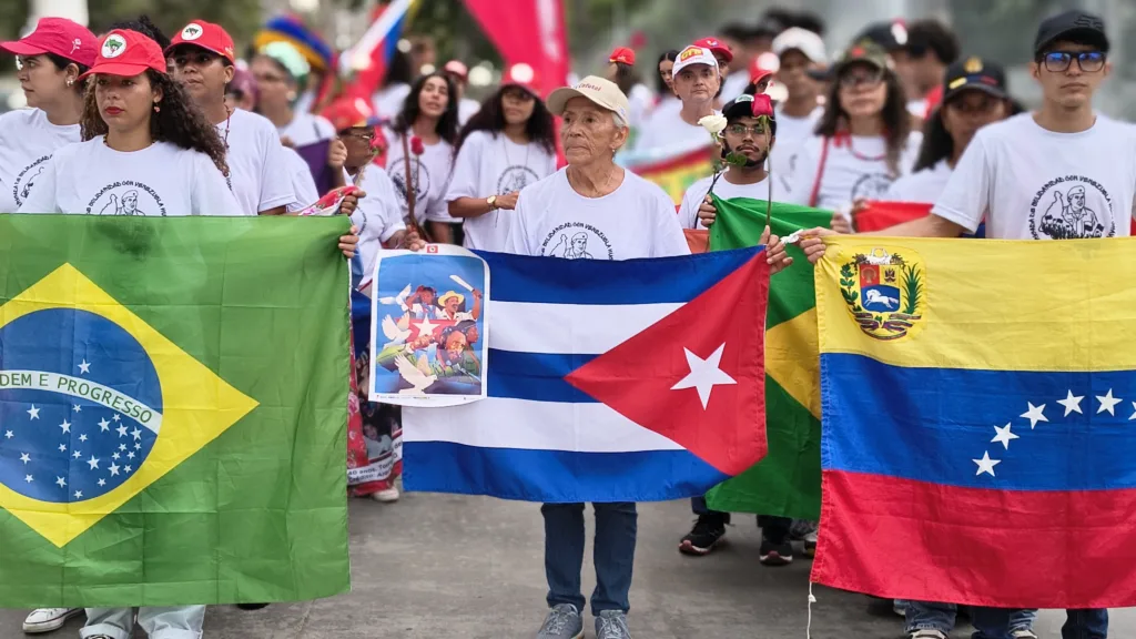 Antes de retornar ao Brasil, brigadistas prestaram homenagem aos soldados venezuelanos e cubanos mortos no ataque estadunidense ao país em 3 de janeiro.