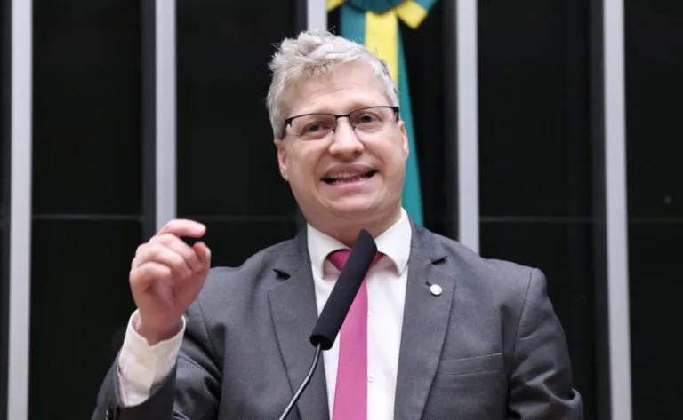 Cinco deputados gaúchos votaram contra o fim da escala 6x1