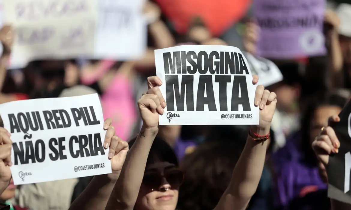 PL 896/2023 define misoginia como “a conduta que exterioriza ódio ou aversão às mulheres”