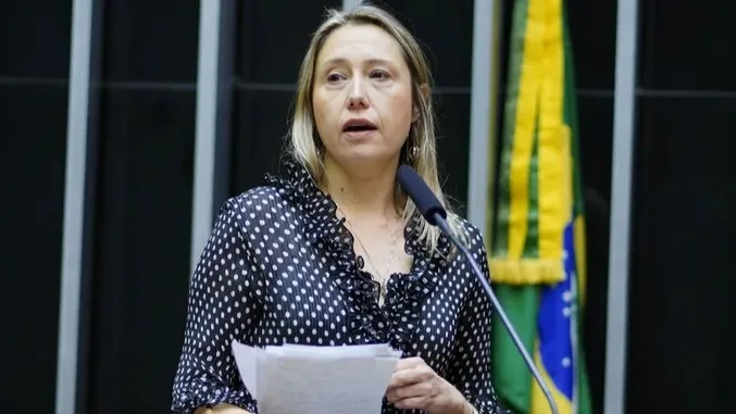 Painel de agrotóxicos pode embasar políticas públicas de saúde ambiental e humana, diz Larissa Bombardi