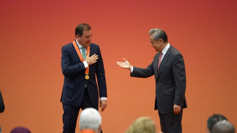 China inaugura medalha para diplomatas com dois latinos condecorados por 'amizade e cooperação'