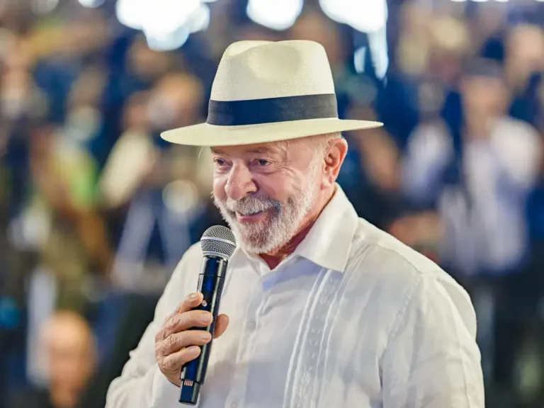 Lula tem aprovação de 51% entre os que não se declaram nem petistas nem bolsonaristas