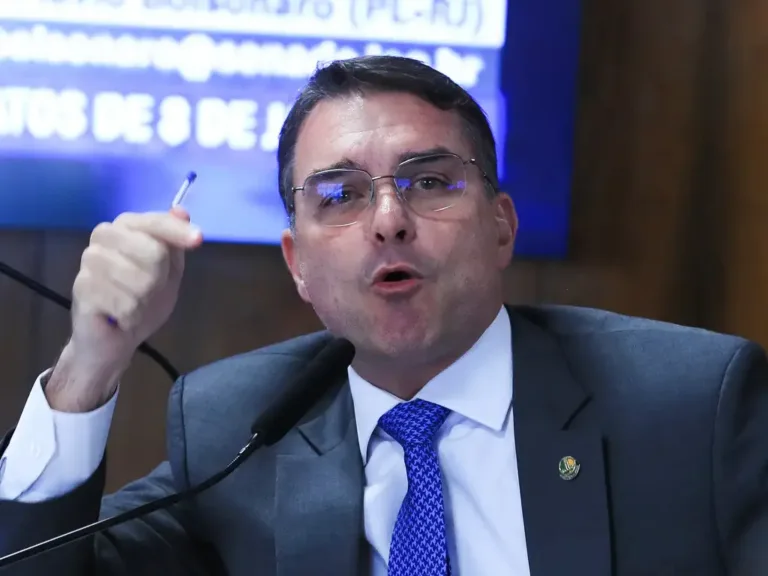É cedo para falar em desistência de Flávio porque 'bolsonarismo é projeto político familiar'