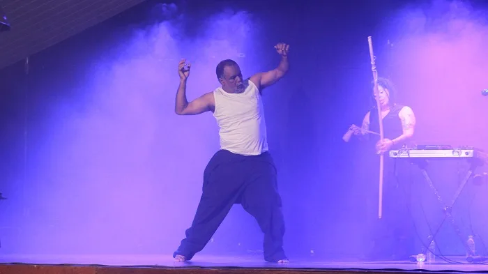 Espetáculo é descrito como uma “performance cênico-sonora"