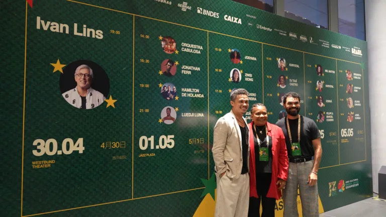 Ministra da Cultura Margareth Menezes junto ao artista Silvero Pereira. 30 de abril de 2026, Xangai, China.