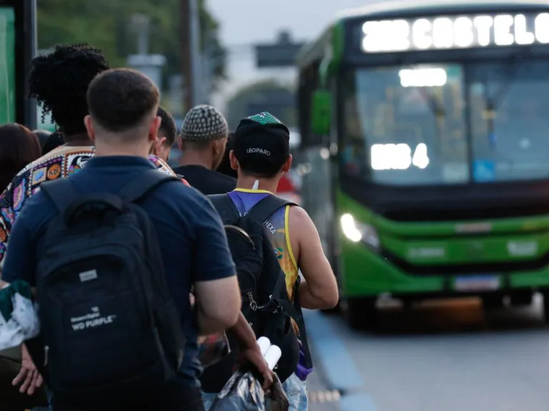Passageiros fazem fila para entrar em ônibus no Rio