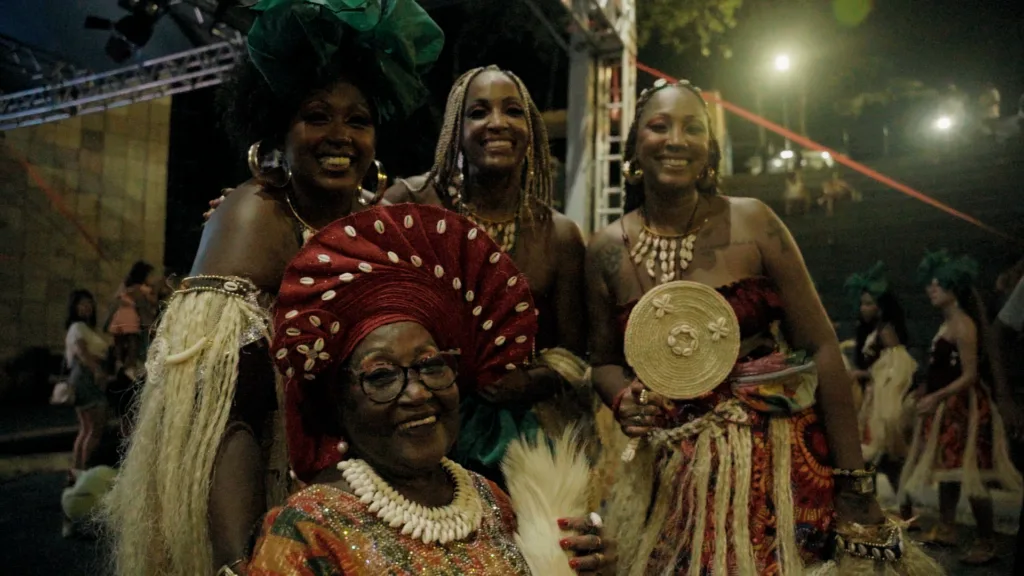 Mãe Neide Ribeiro e as filhas Danielle Osuniwe Osungbemi, Renata Sangoranti e Ana Paula Oyarinu.