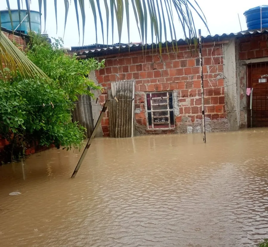 Centenas de casas no bairro de Peixinhos, Olinda, foram atingidas pelas cheias do rio Beberibe após temporal na região metropolitana do Recife