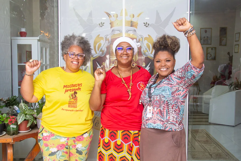 Francisca Jesus (esq.) e Jaqueline Santos (dir.), junto de Mãe Jaqueline D'Esù Biomi