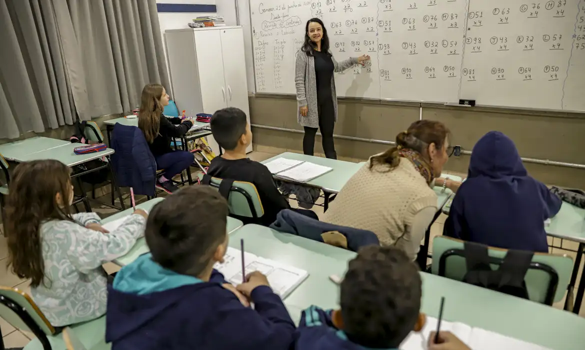 Piso para professores da educação básica passa a ser de R$ 5.130
