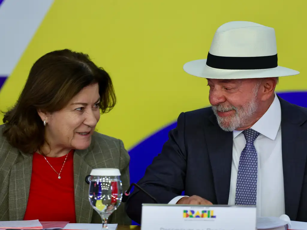 O presidente Luiz Inácio Lula da Silva, acompanhado da ministra da Casa Civil, Miriam Belchior, da Fazenda, durante assinatura da Medida Provisória referente ao Novo Desenrola Brasil. Foto: Fabio Rodrigues-Pozzebom/ Agência Brasil