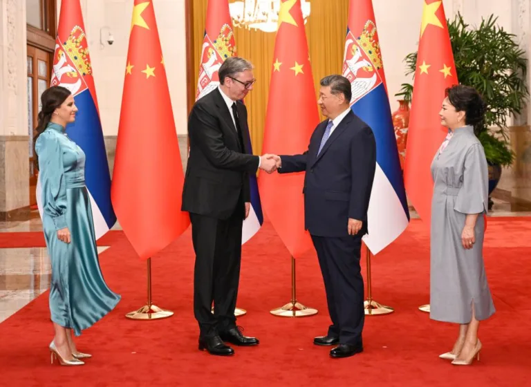 Visita do presidente da Sérvia a Pequim reforça influência da China no mundo multipolar