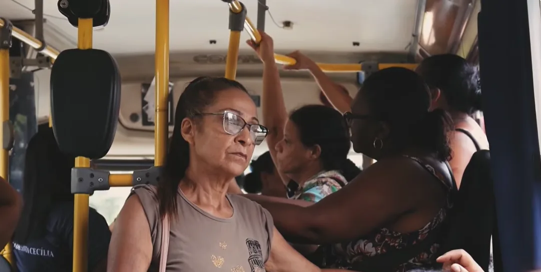 A produção acompanha o cotidiano de mulheres trabalhadoras a partir da linha 5801