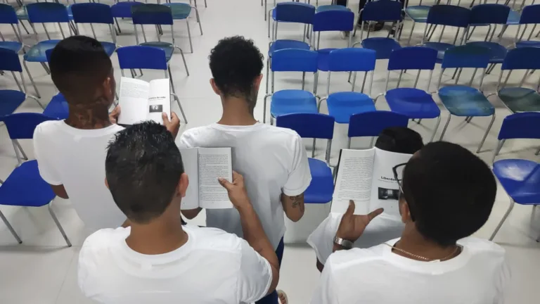 Livro escrito por estudantes do Presídio de Igarassu transforma memórias em ressocialização