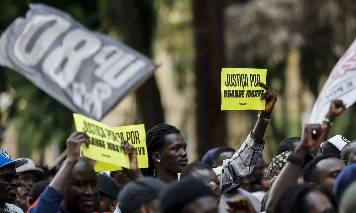 14/04/2025 - Manifestação na praça da República, contra a morte do ambulante senegalês Ngange Mbaye, na sexta-feira, morto por um policial militar durante operação delegada no Brás, contra o comércio ambulante. Foto: Paulo Pinto/Agência Brasil© Paulo Pinto/Agência Brasil