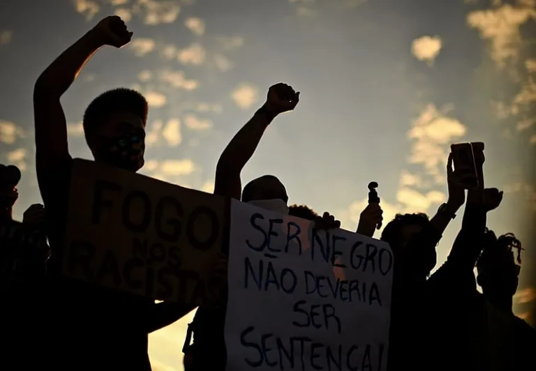 Homicídios de pessoas negras representam 77% do total de assassinatos no Brasil