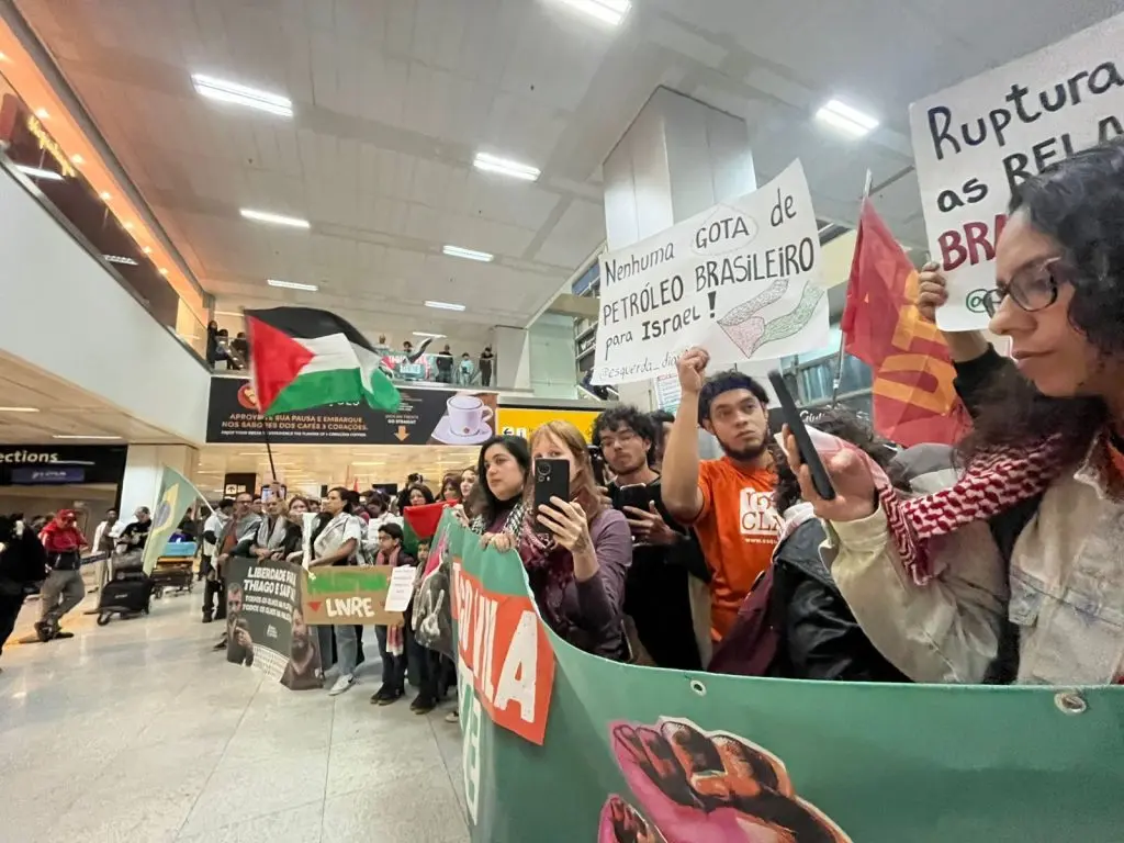 Defensores da causa palestina recepcionaram Thiago Ávila no Aeroporto Internacional de Guarulhos Rocio Paik / Opera Mundi
