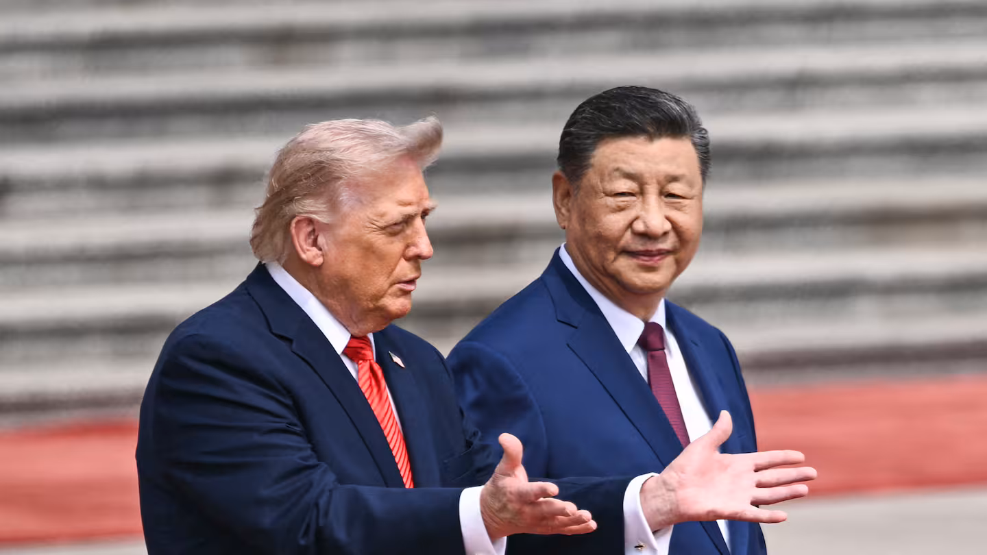 O presidente dos Estados Unidos, Donald Trump, com o presidente da China, Xi Jinping, no Grande Salão do Povo, em Pequim. A visita termina sem acordo e frustra mercados.